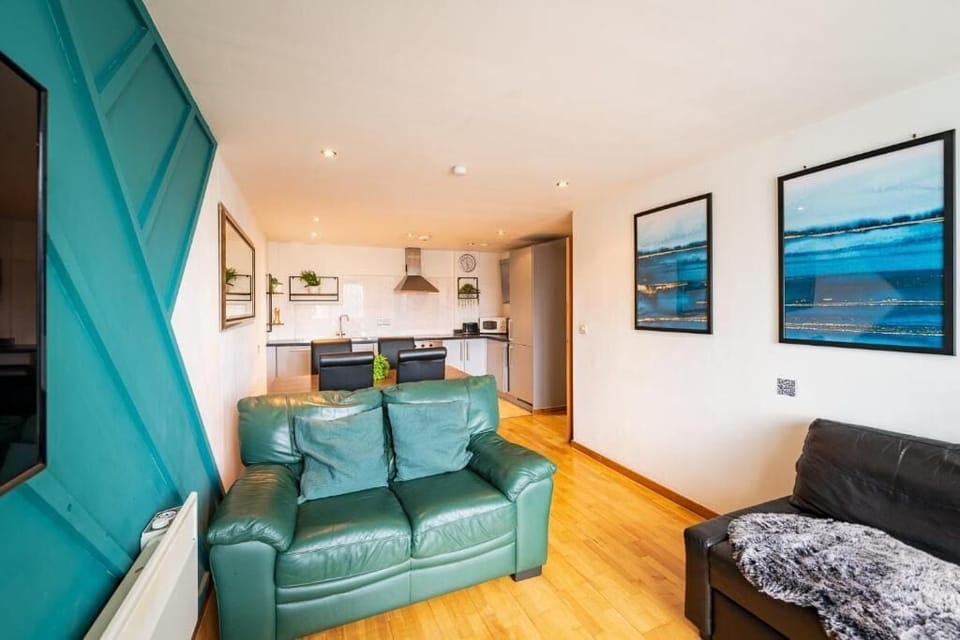 Deluxe Apartment | Living area | 32-inch flat-screen TV with digital channels, TV