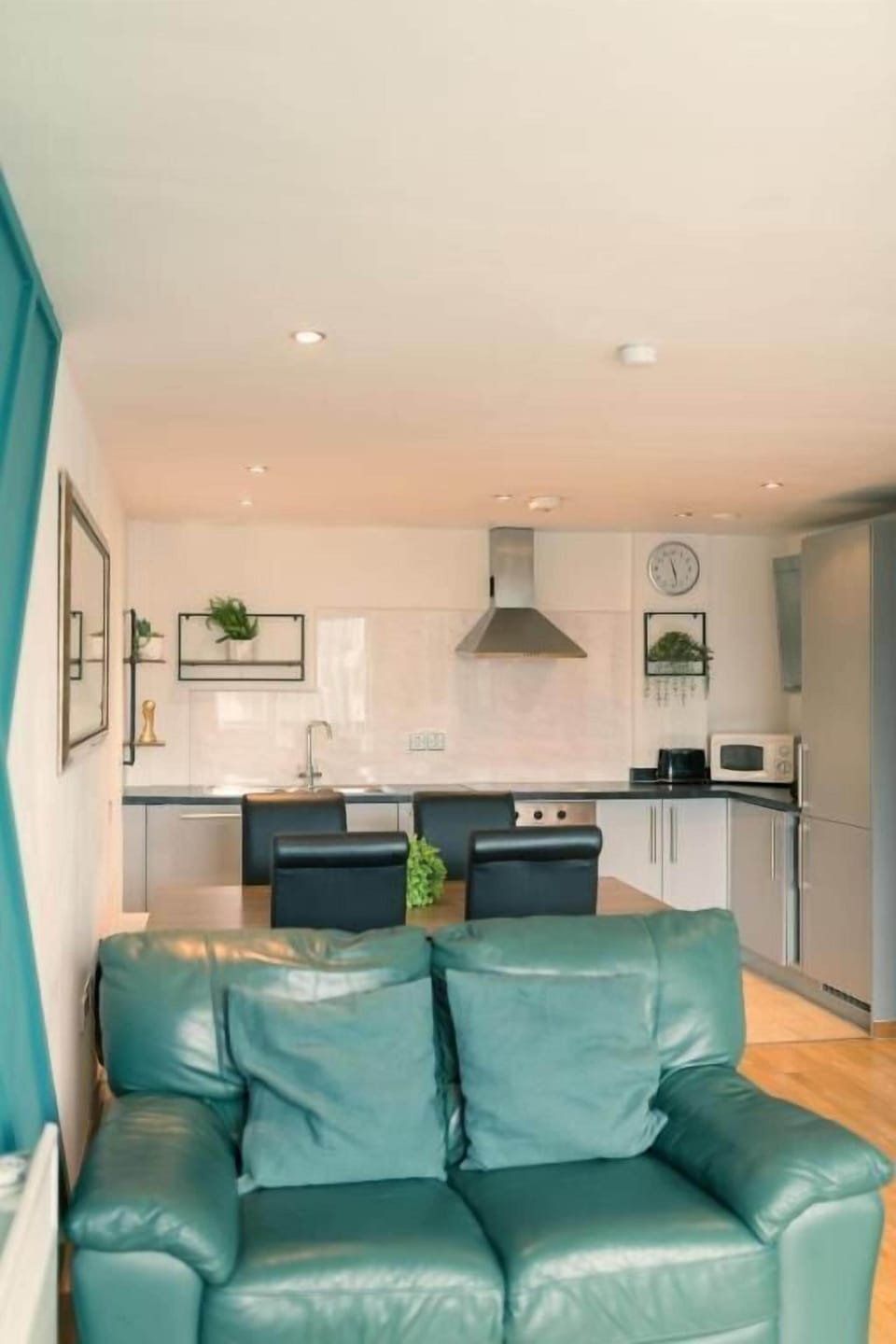 Deluxe Apartment | Living area | 32-inch flat-screen TV with digital channels, TV
