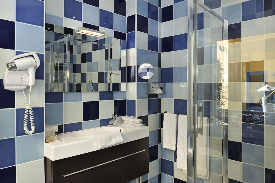 Superior Double or Twin Room | Bathroom | Free toiletries, hair dryer, towels