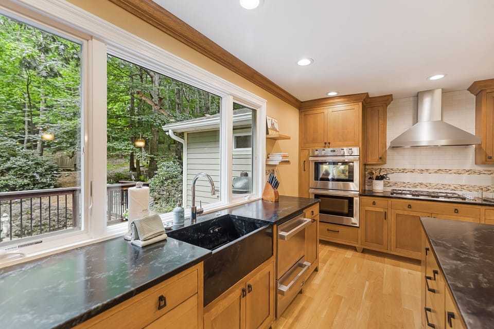 Gourmet Kitchen w/ Two Ovens