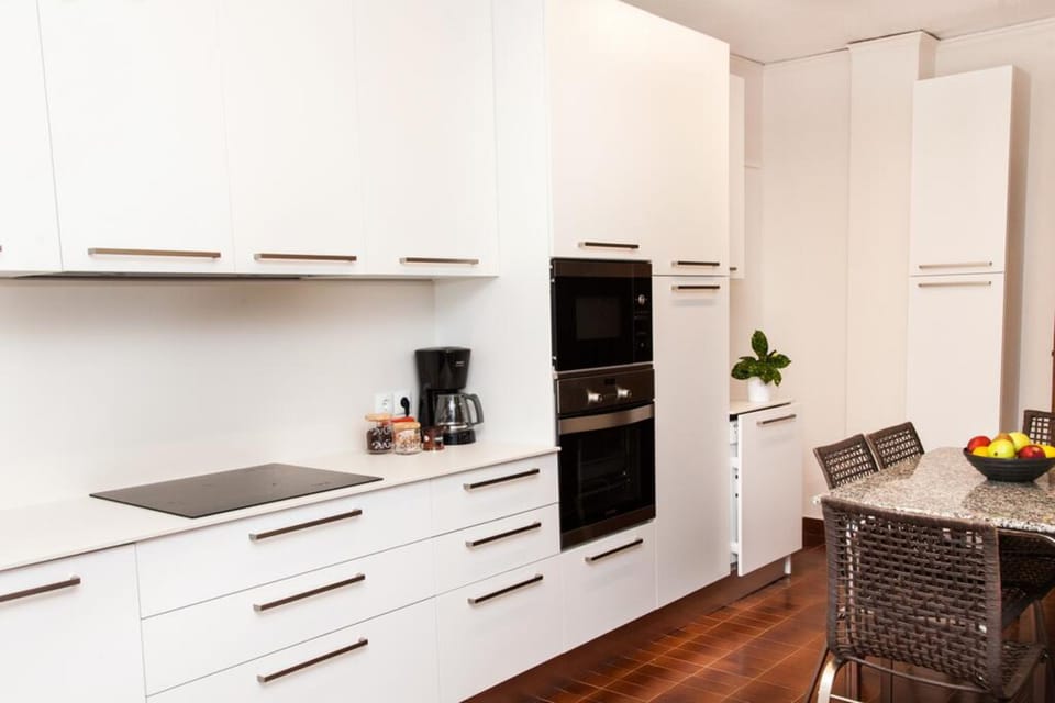 Deluxe Apartment | Private kitchen | Full-size fridge, oven, dishwasher, coffee/tea maker