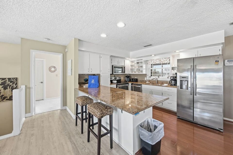 Top-Level Kitchen with Bar (seats 2)