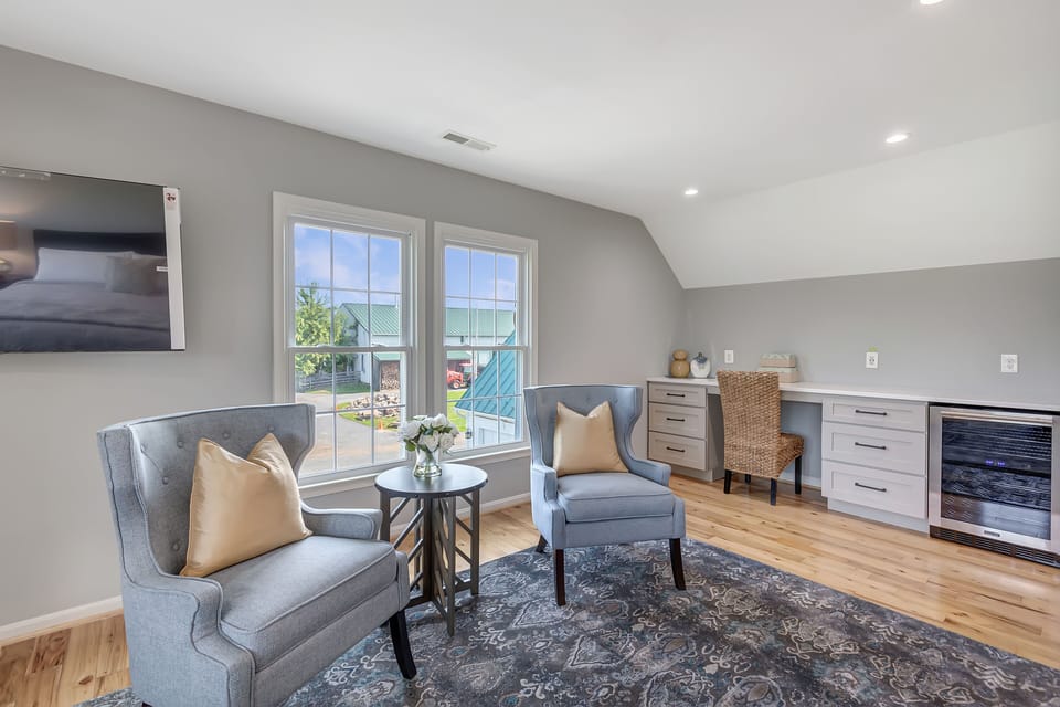 Master Bedroom1 Sitting area with wine chiller 