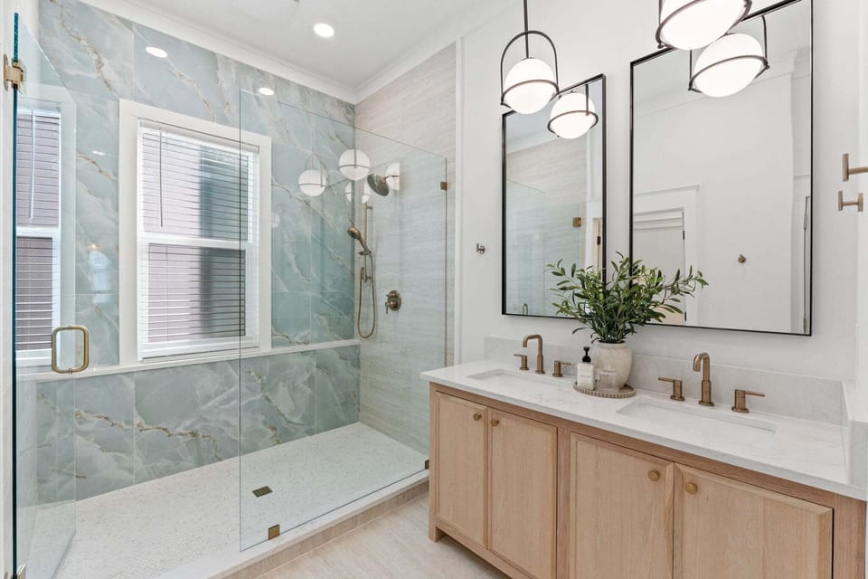 Second Floor King Bedroom En-suite Bathroom - Walk-in Shower - Double Vanities