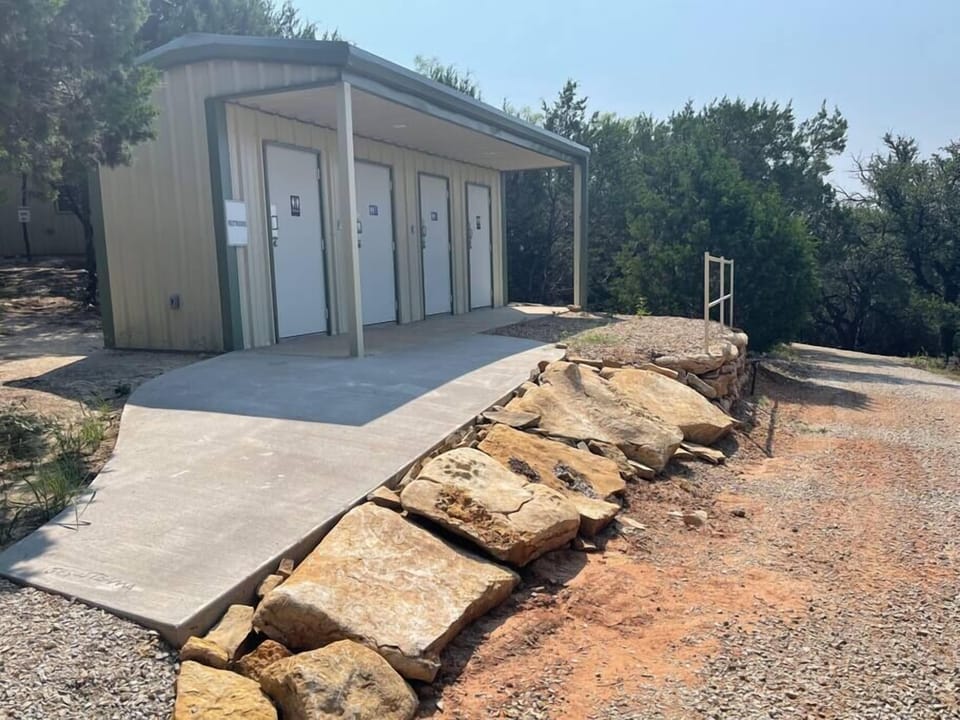 Lake Godstone Comfort Station with toilets and showers