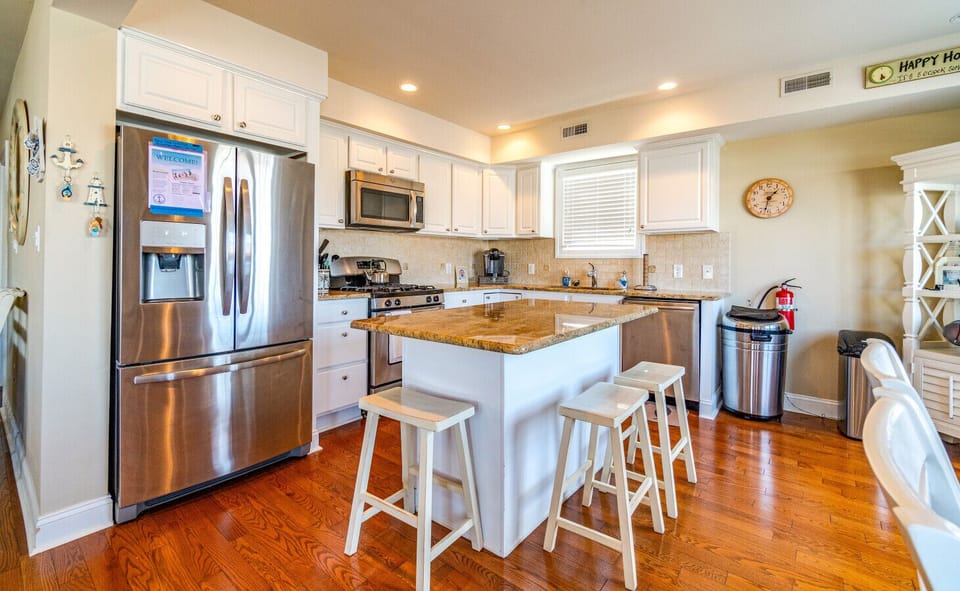 Full kitchen, island, 3 seats