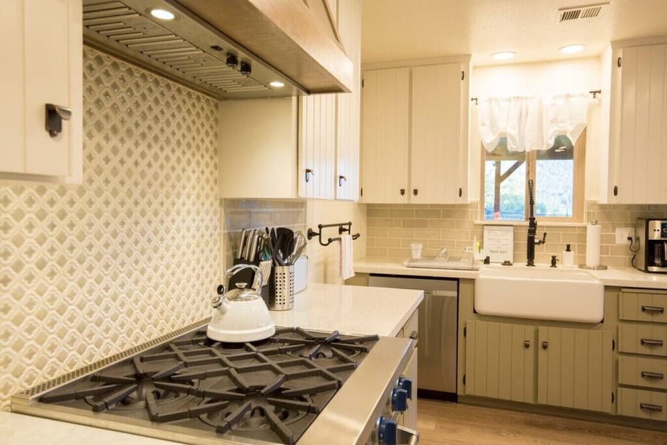 Who wouldn't want to cook in here?!?