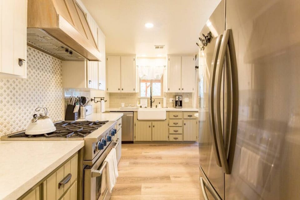 Yes, that's a gas stove, yes, those are new stainless steel appliances!