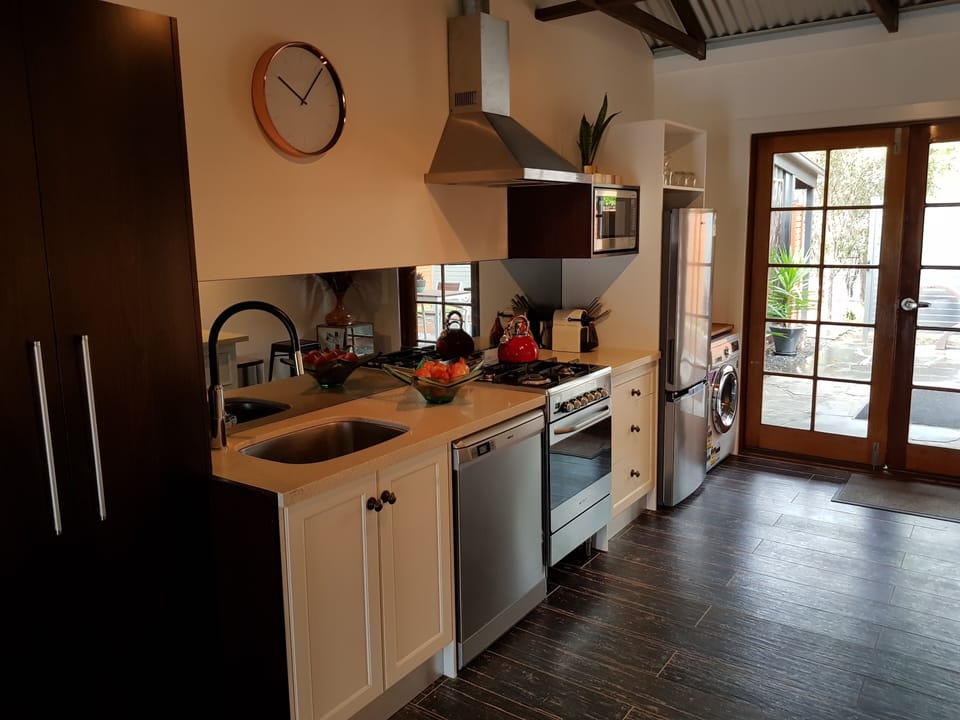 Irongate Studio | Private kitchen | Oven, stovetop, dishwasher, coffee/tea maker
