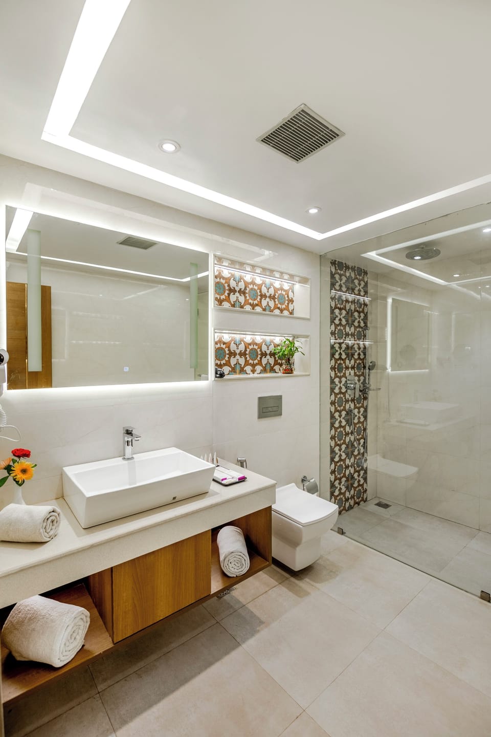 Junior Suite | Bathroom | Shower, rainfall showerhead, free toiletries, hair dryer