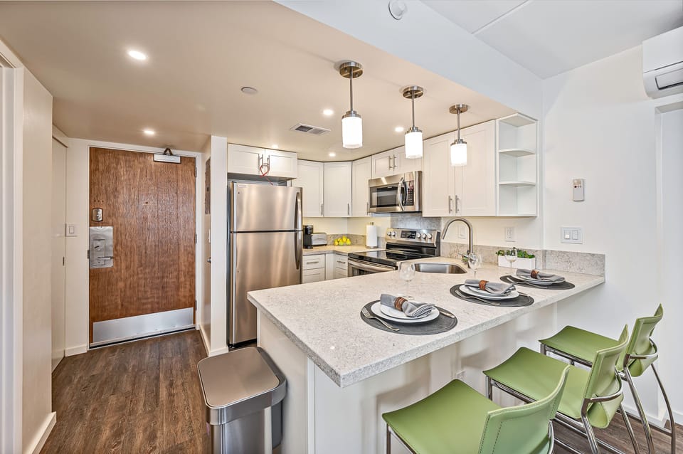 Kitchen Counter Top with 3 Bar Chairs to Wine and Dine - Kitchen Counter Top with 3 Bar Chairs to Wine and Dine