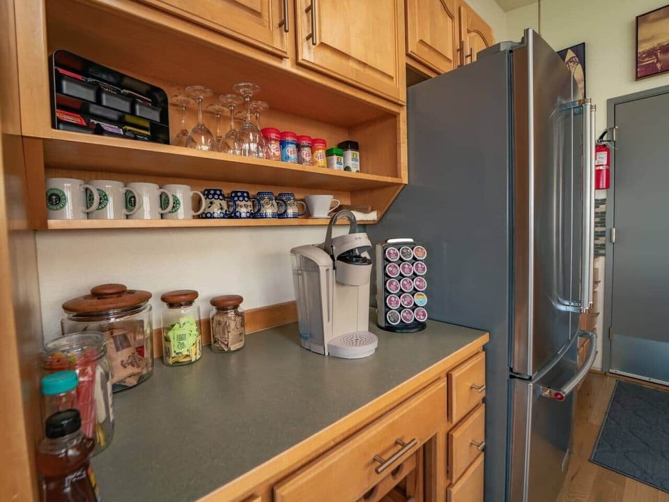 Coffee and tea bar, equipped with single pods, press and Drip. Choose your favorite brewing method. 