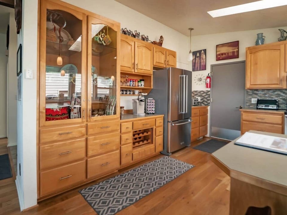 We do have a dishwasher (not pictured)