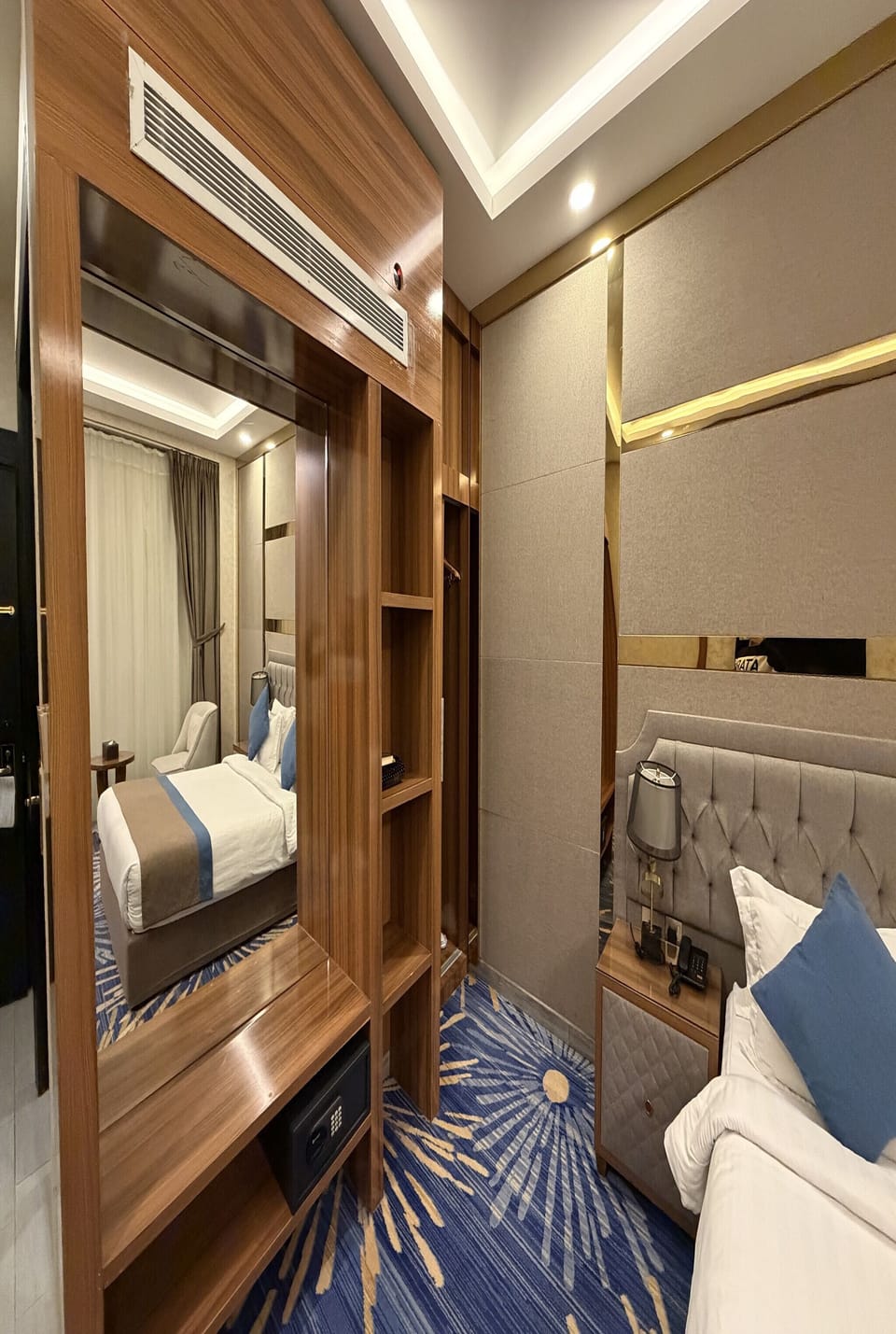 Superior Room, 1 King Bed | Hypo-allergenic bedding, desk, laptop workspace, blackout drapes
