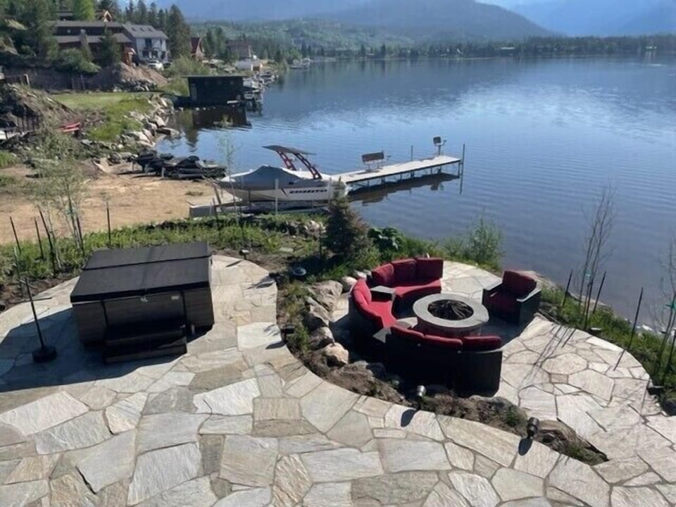 Private dock, 8 person hot tub and gas firepit to roast S’mores!