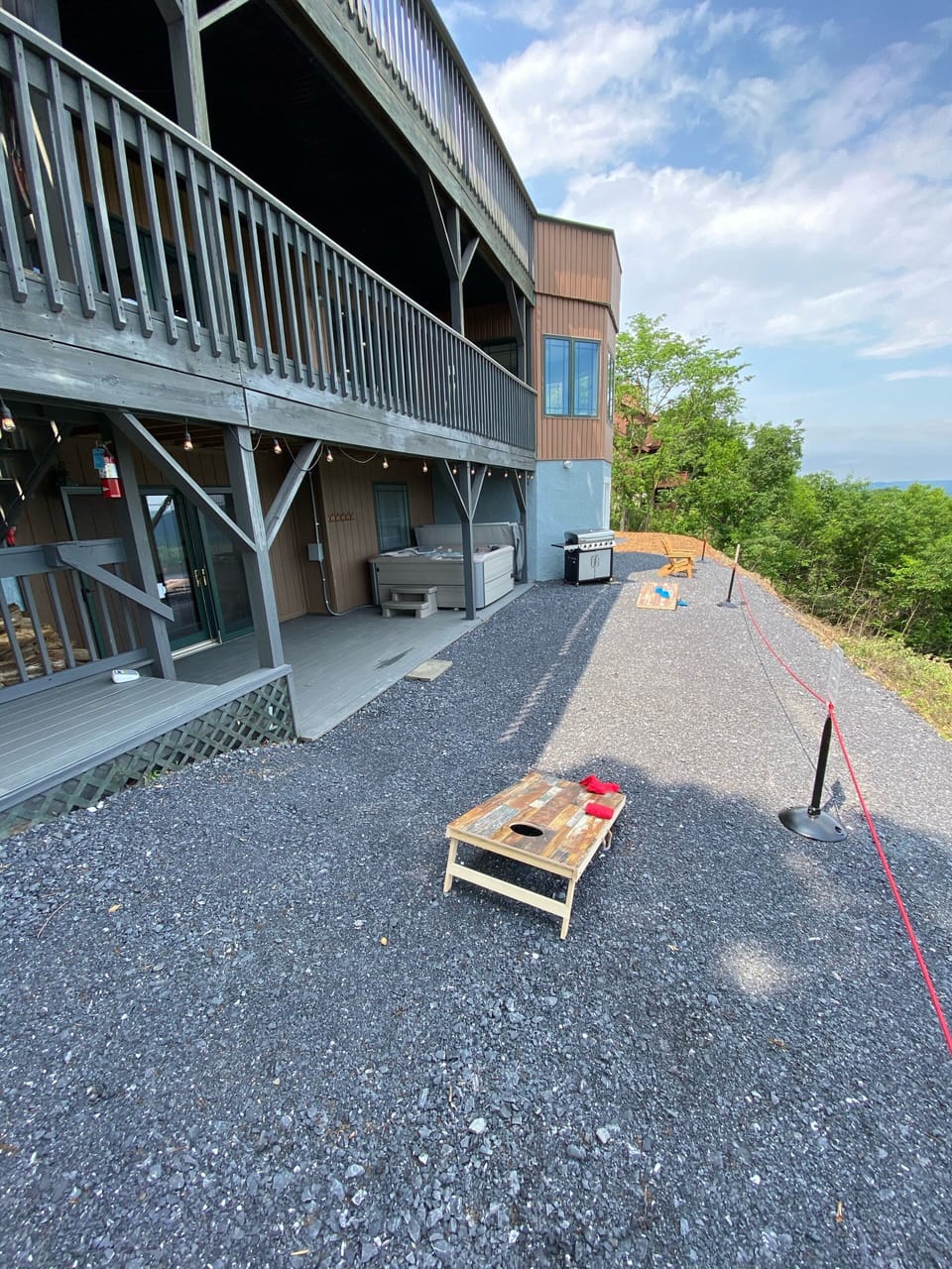 Hot tub, corn hole, horse shoes, grill and the fire pit!! The party is on!! 