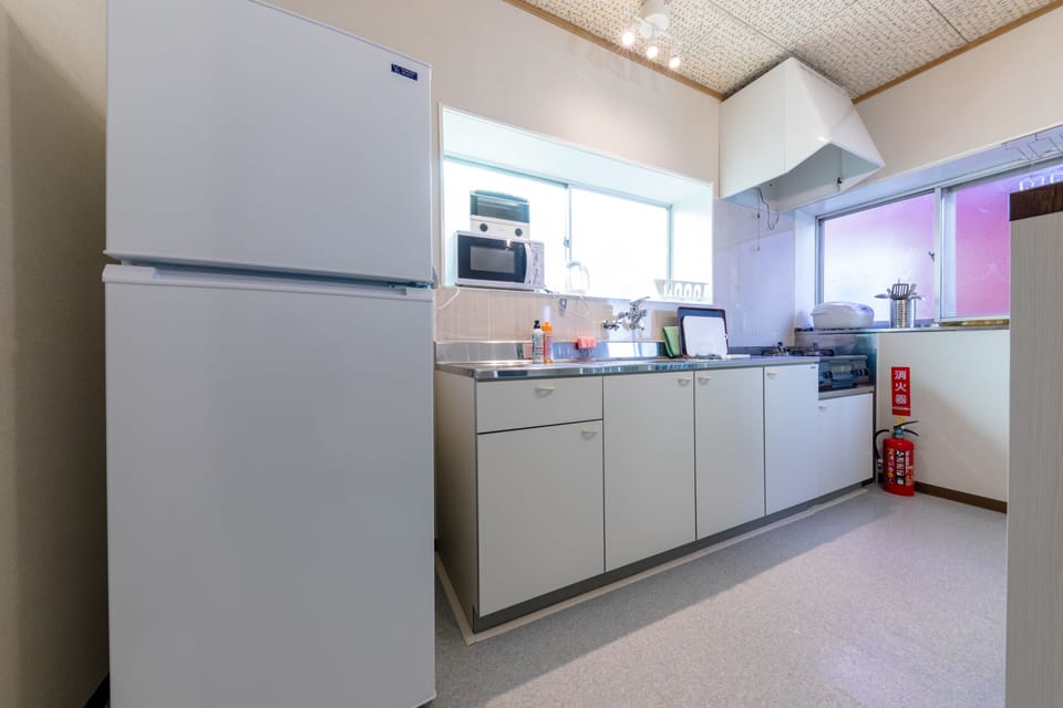 House, Non Smoking | Private kitchenette | Fridge, microwave, stovetop, cookware/dishes/utensils