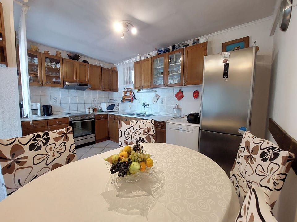 Apartment (A1) | Private kitchen | Fridge, oven, stovetop, dishwasher