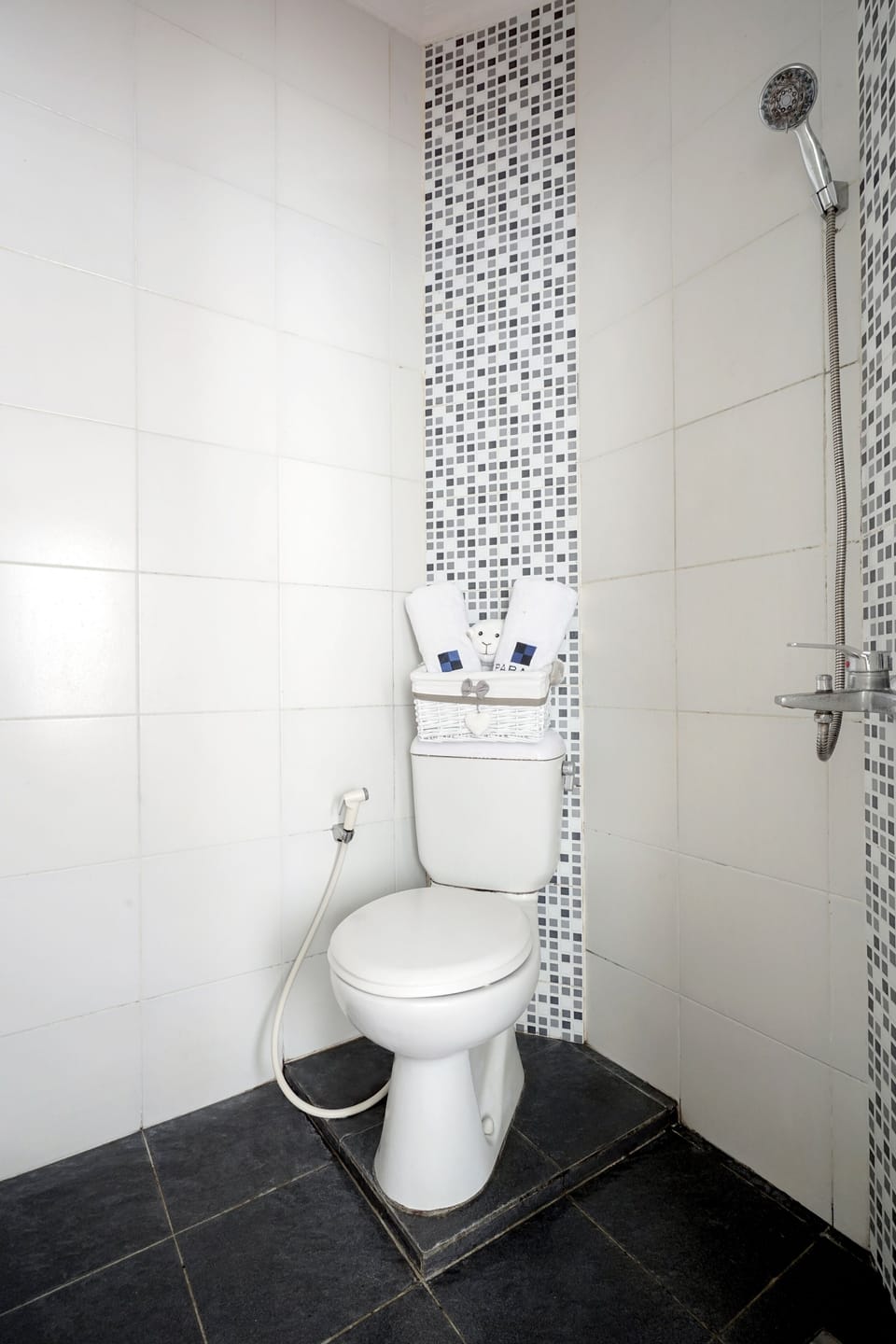 Deluxe Room | Bathroom | Shower, towels, soap, shampoo