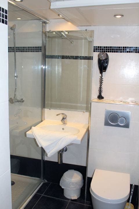 Shower, eco-friendly toiletries, towels