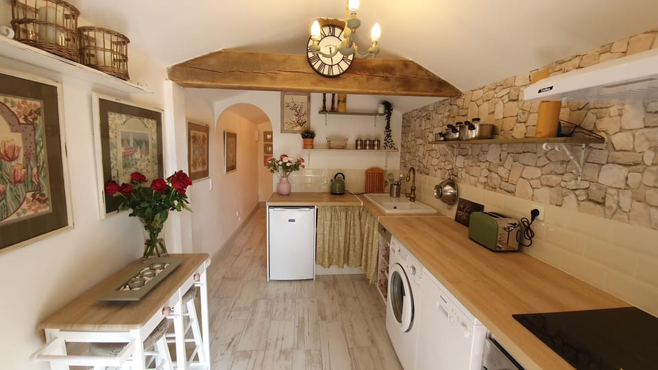 Fully equipped kitchen.