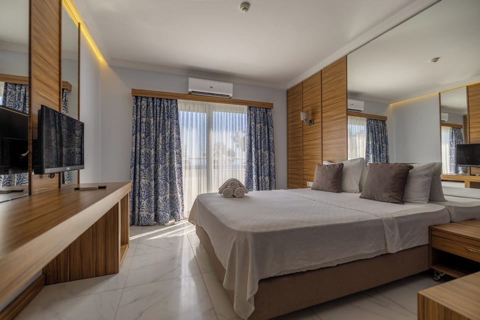 Minibar, in-room safe, desk, bed sheets