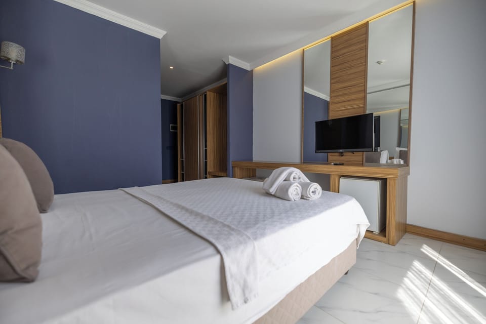 Minibar, in-room safe, desk, bed sheets