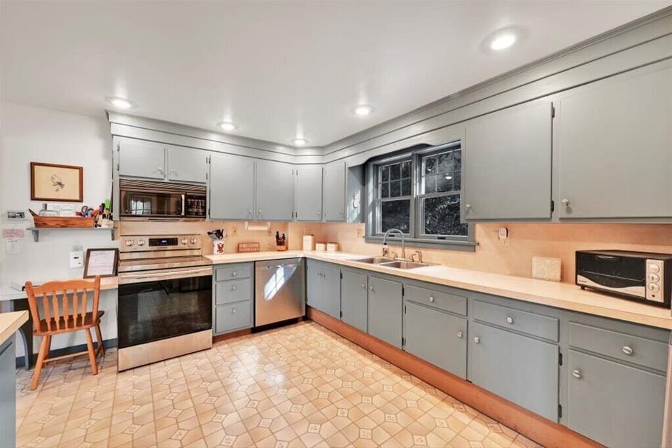 all modern, stainless-steel appliances 