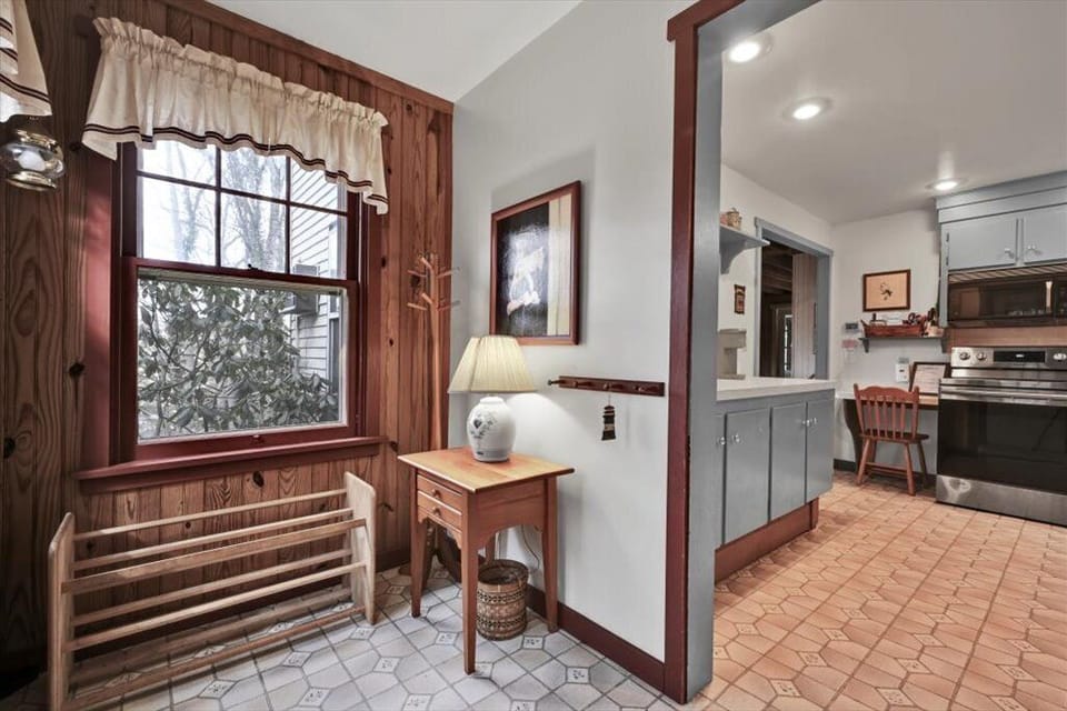 side entryway leads into kitchen 