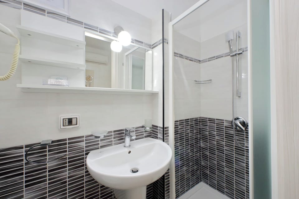Comfort Triple Room | Bathroom | Shower, hair dryer, bidet, towels