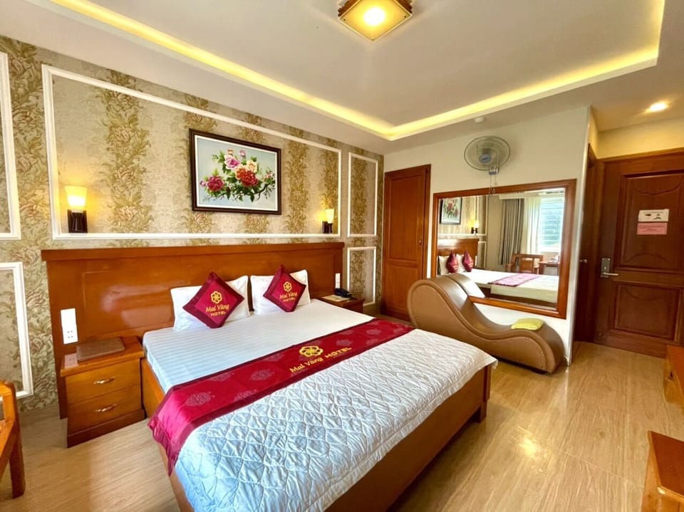 Superior Double Room | Minibar, in-room safe, desk, blackout drapes