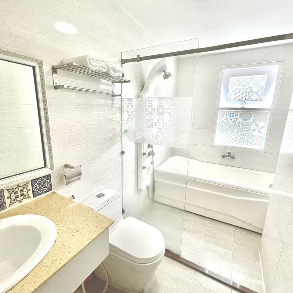 Deluxe Double Room | Bathroom | Rainfall showerhead, free toiletries, hair dryer, slippers
