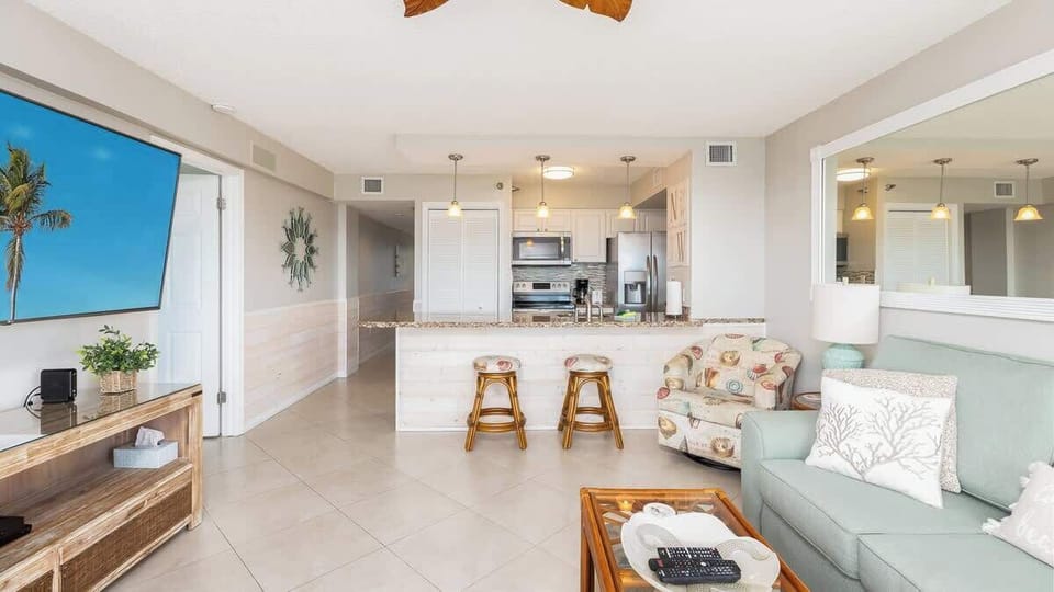 Large Living Space with 2 Counter Seats