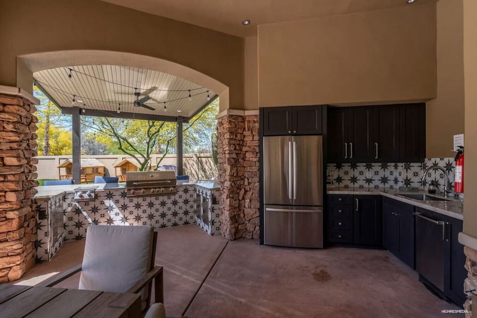 [Outdoor Kitchen] Fully equipped outdoor kitchen with grill