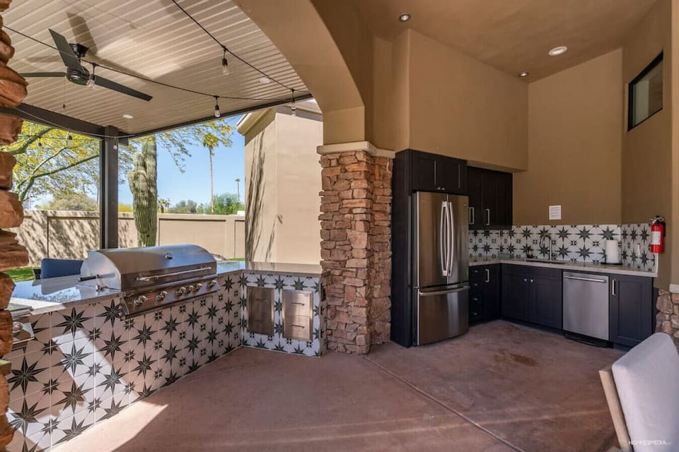 [Outdoor Kitchen] Fully equipped outdoor kitchen with grill