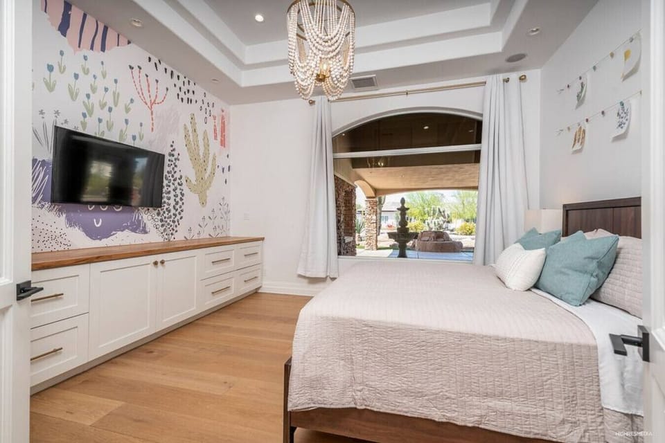 [Bedroom 4] The Cactus room with king size bed and smart TV