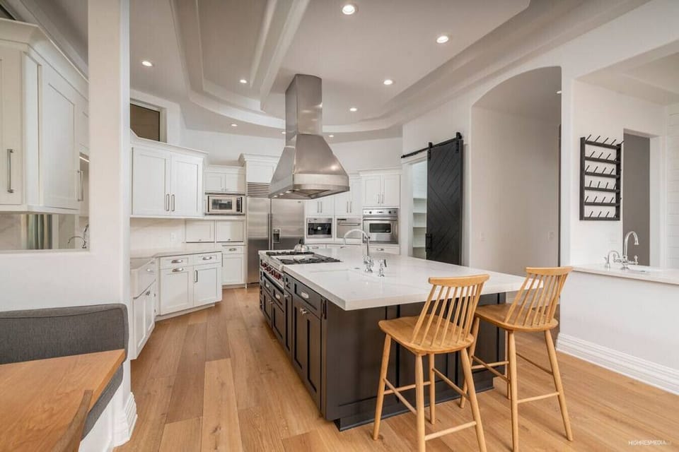 [Kitchen] Fully equipped kitchen with large island