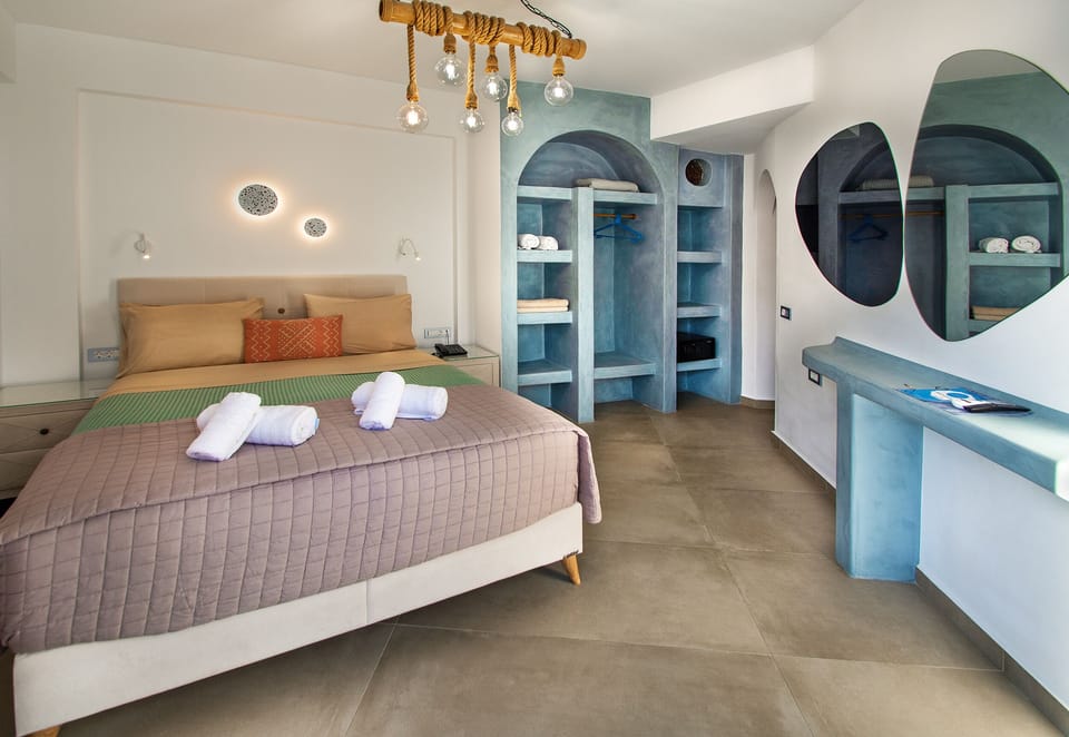 Deluxe Suite, Hot Tub, Sea View | Premium bedding, soundproofing, iron/ironing board, free WiFi