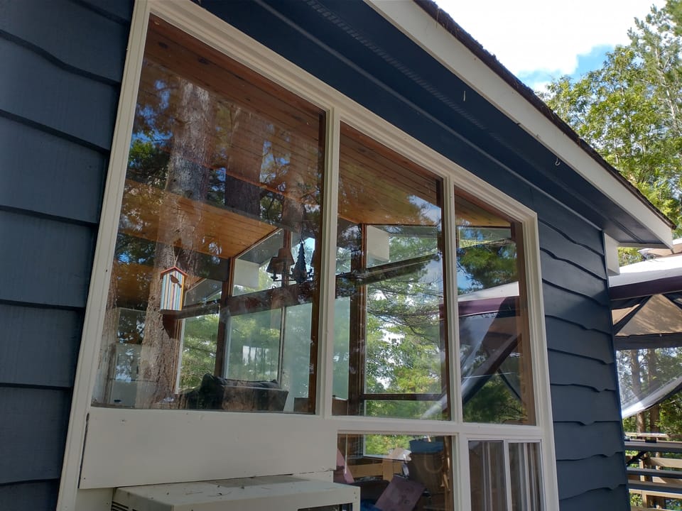 Large windows with spectacular views of trees, hummingbirds & flying squirrels 