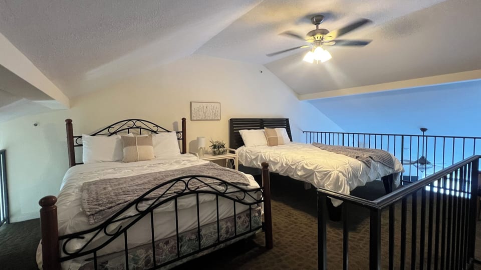 Loft area w two queen beds