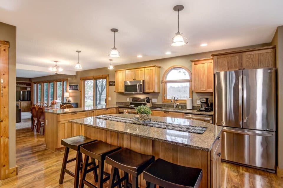 Kitchen - fully stocked with cooking supplies!