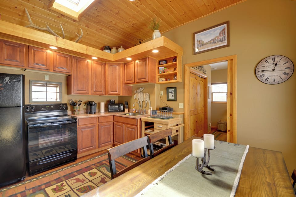 Dining Area | Dishes & Flatware Provided