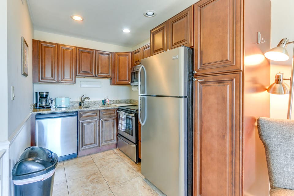 Kitchen | Dishware/Flatware | Pots/Pans | Toaster | Coffee Maker