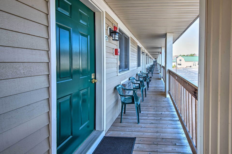 Building Exterior | Entryway
