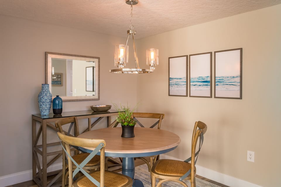 Dining area with seating for 4