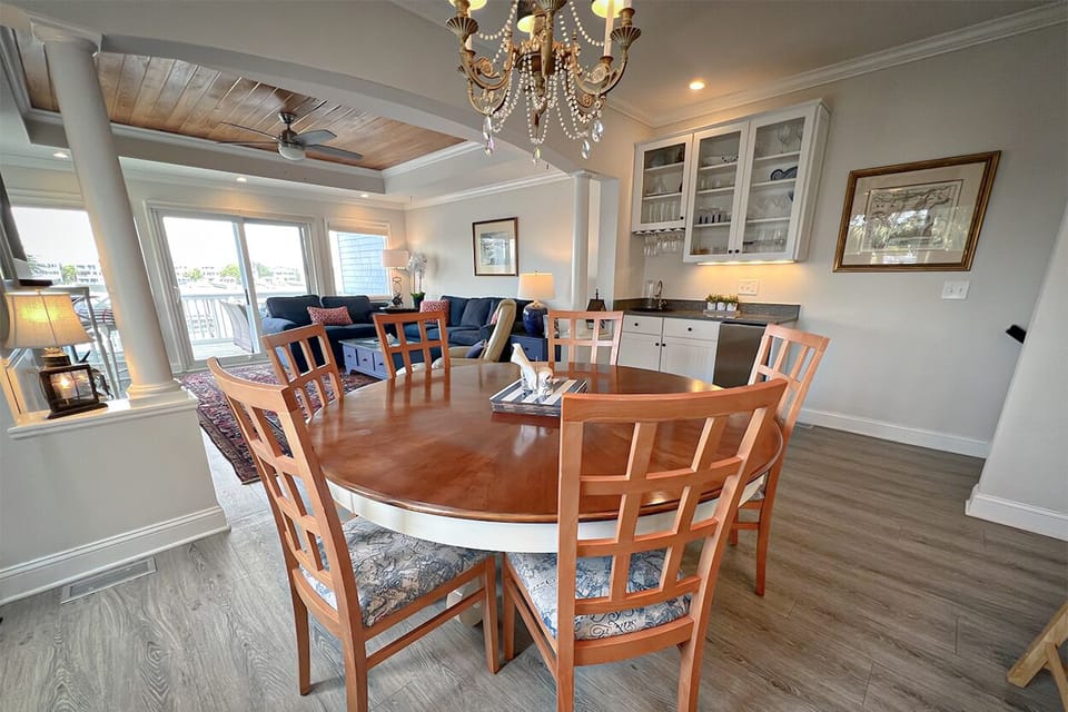 Living room is also close by