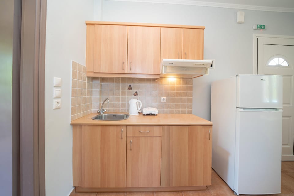 Mini-fridge, electric kettle, toaster, cookware/dishes/utensils