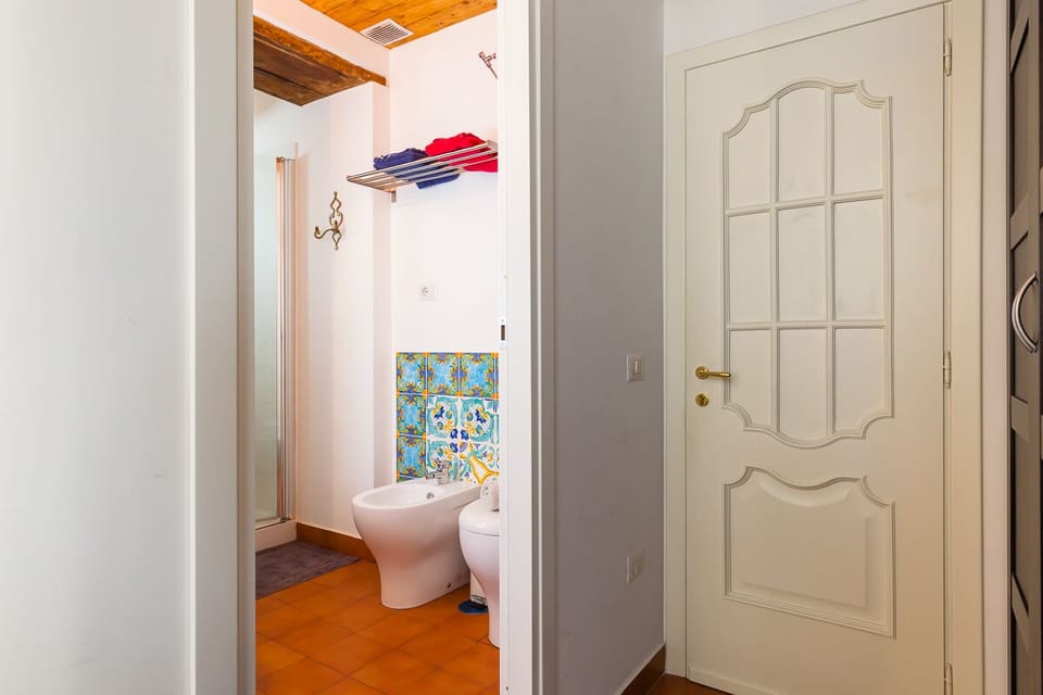 Double Room, 1 King Bed | Bathroom | Shower, rainfall showerhead, free toiletries, bidet