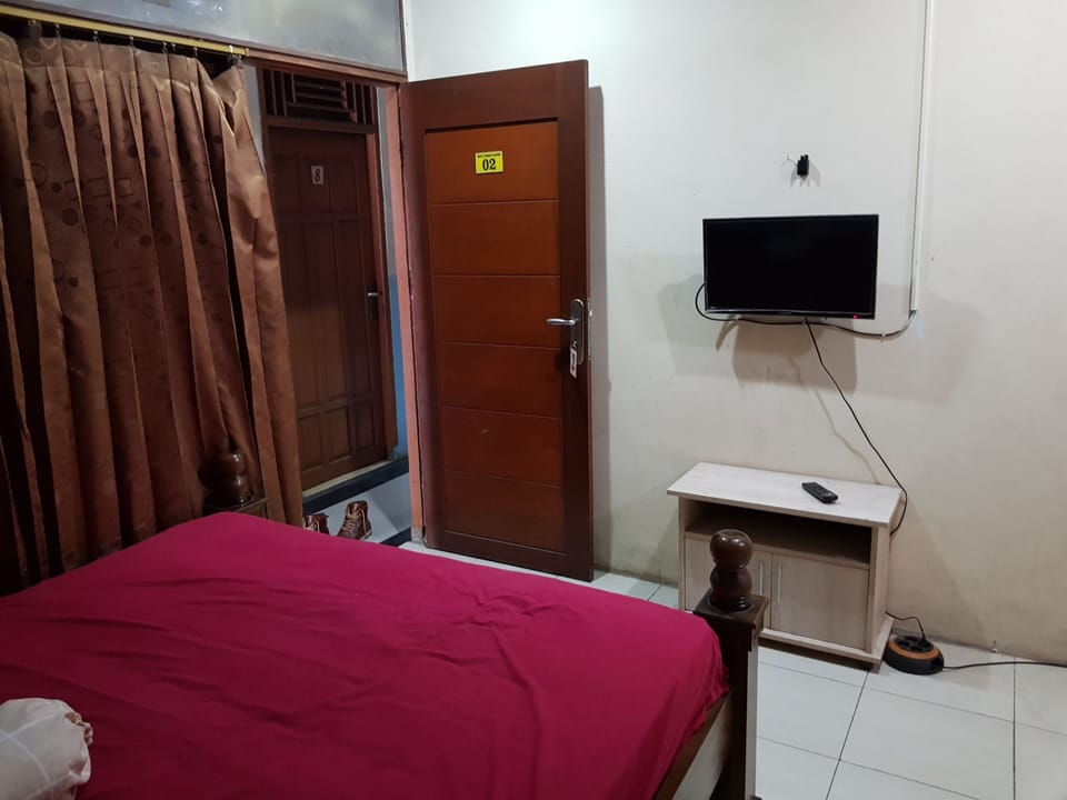 Standard Room | Desk, bed sheets