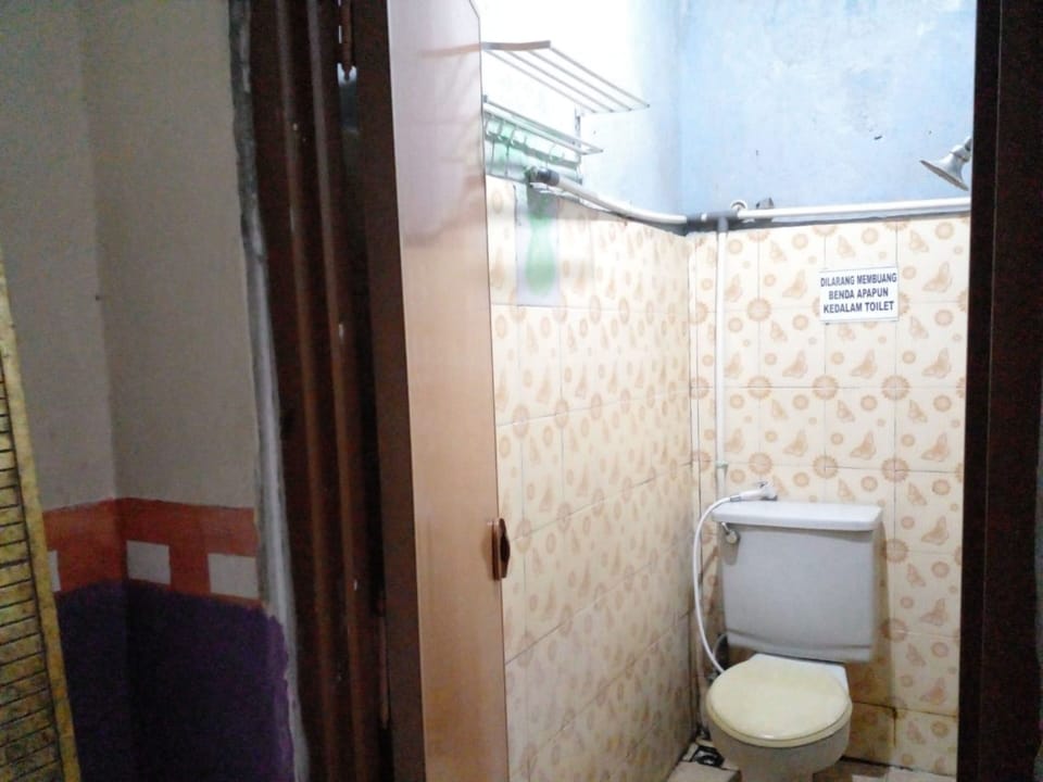 Standard Room | Bathroom | Shower, free toiletries, towels